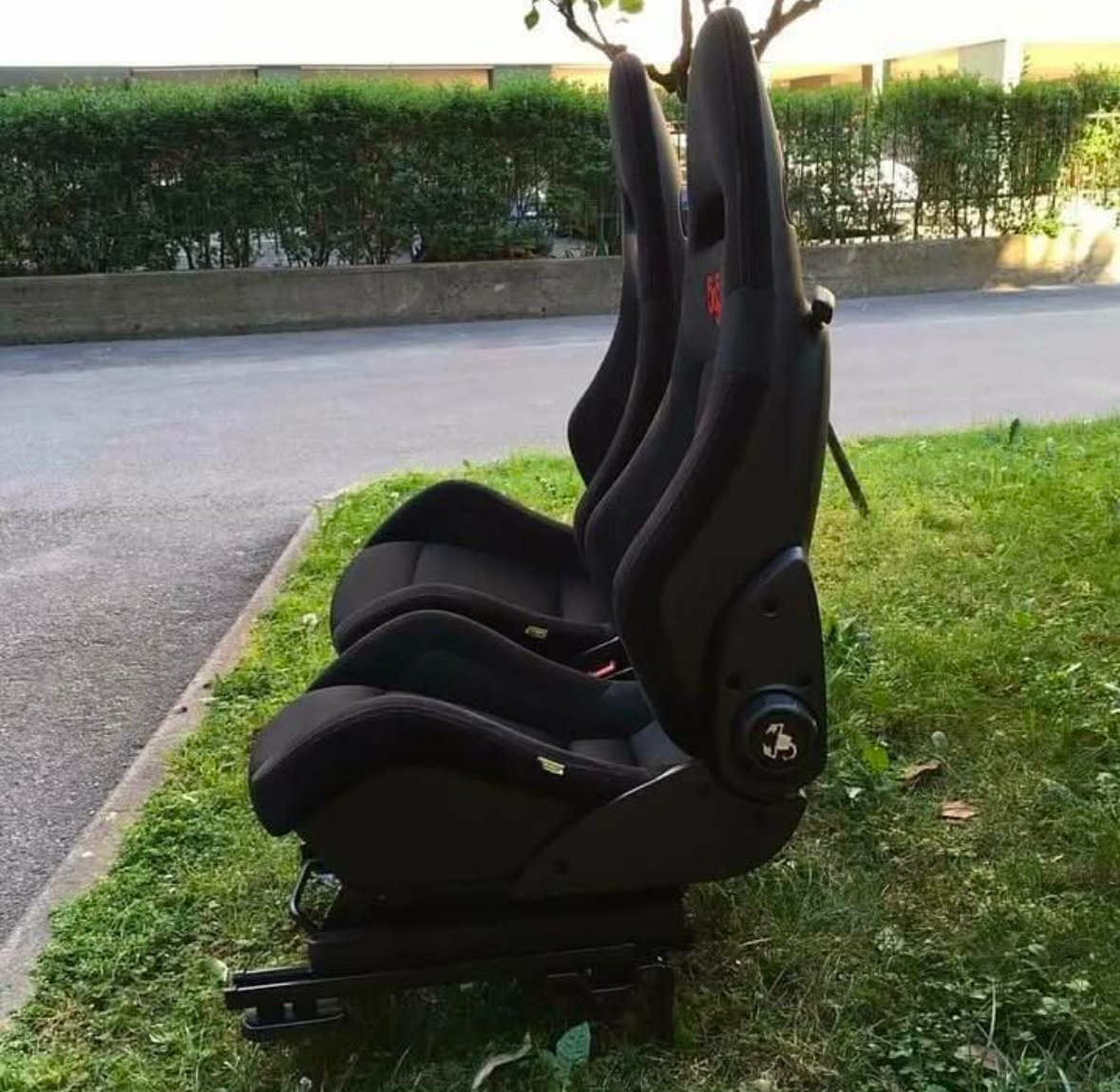 paire de sièges sabelt 595 avec coquillage foncé, original 500 abarth 595. paire de sièges sabelt 595 avec coquillage foncé, original 500 abarth 595.